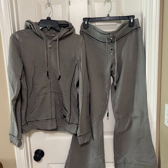 Twisted Heart Tracksuit ~DETAILS PROVIDED
$4.99 ships! SIZE *PANT M~*JACKET L - Picture 2 of 5